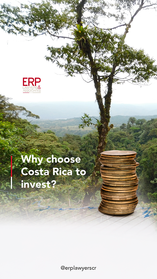 Paisaje verde montañoso de Costa Rica con una pila de monedas doradas en primer plano. Logotipo de ERP Lawyers en la esquina superior izquierda y la frase "Why choose Costa Rica to invest?" en la parte central inferior.