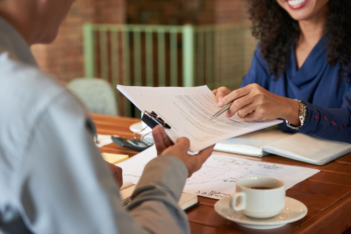 Contrato-de-trabajo-revisado-por-abogado-erp-lawyers Empresa firmando un contrato con un trabajador revisado por el equipo de ERP Lawyers