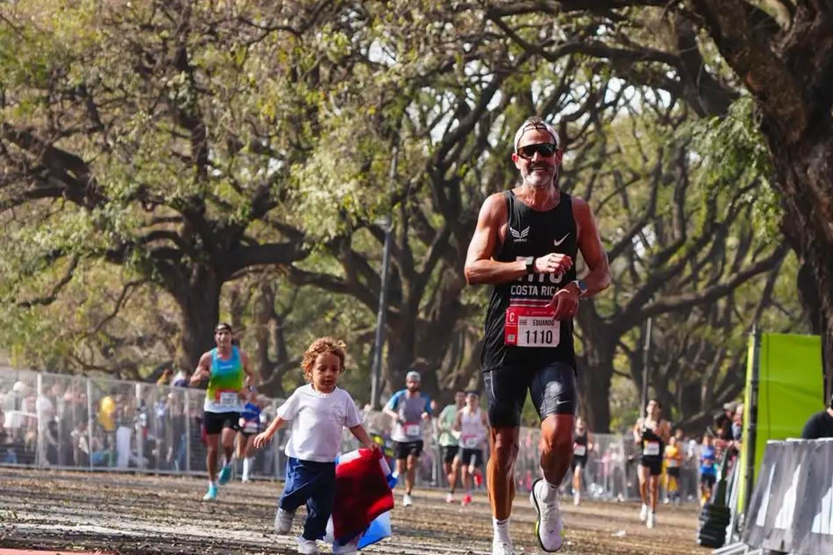 Eduardo Rojas Piedra at the Buenos Aires Marathon Eduardo Rojas Piedra running the Buenos Aires Marathon