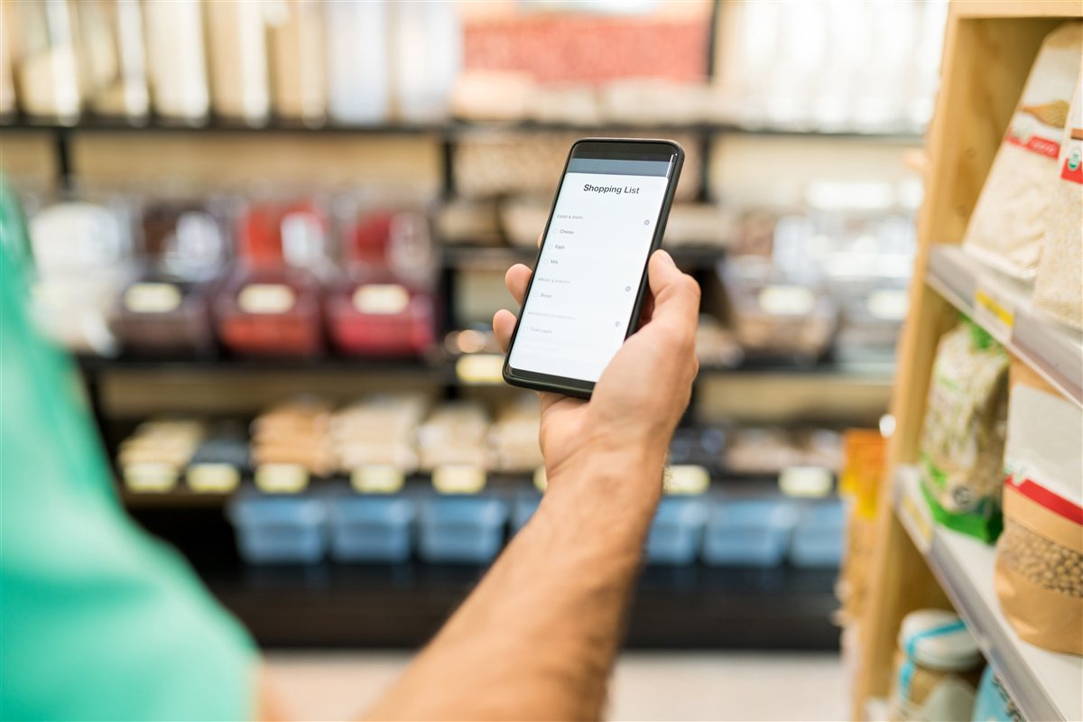 SINPE Móvil en comercios Persona utilizando un celular en un comercio.